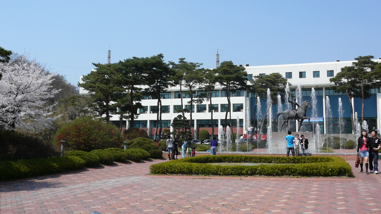 Tòa nhà Woncheon và tượng đài trong khuôn viên Đại học Ajou