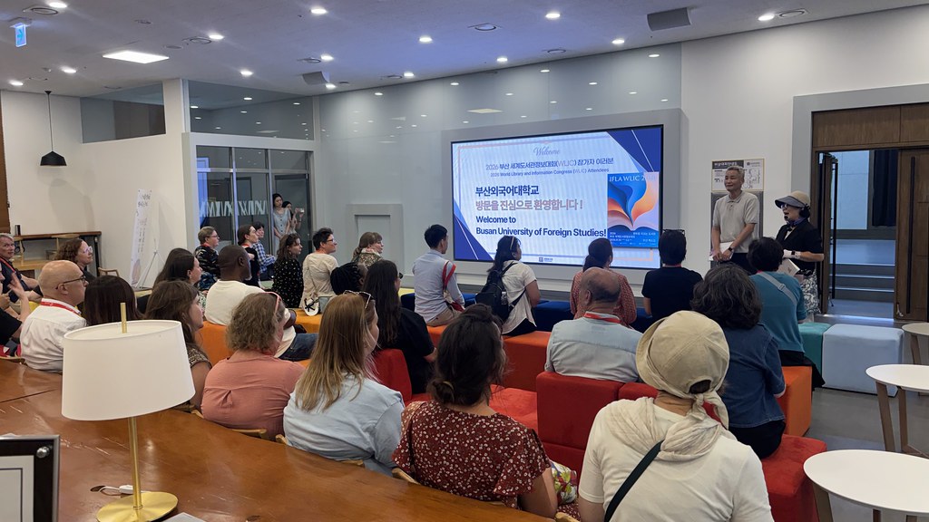 Không gian lounge thư viện BUFS trong buổi đón đoàn tham quan IFLA WLIC 2026