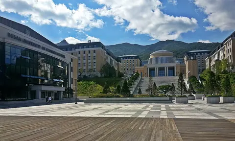 Quảng trường và các tòa nhà trong khuôn viên Đại học Ngoại ngữ Busan (BUFS)