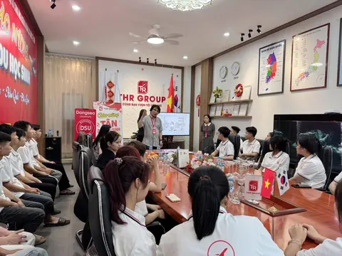 Đại diện Đại học Dongseo giao lưu cùng học viên tại trụ sở THR GROUP