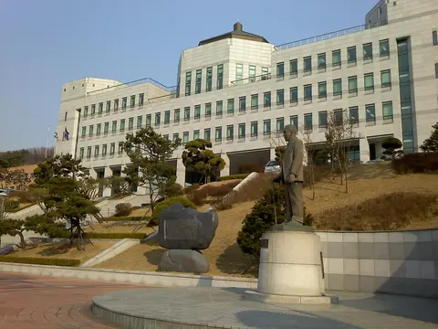 Tòa nhà chính và tượng nhà sáng lập tại cơ sở Jukjeon, Đại học Dankook