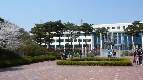 Tòa nhà Woncheon và tượng đài trong khuôn viên Đại học Ajou