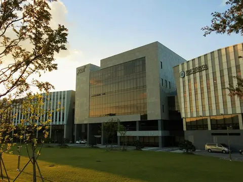 Tòa nhà KDI School bên phải cụm công trình KDI tại Sejong