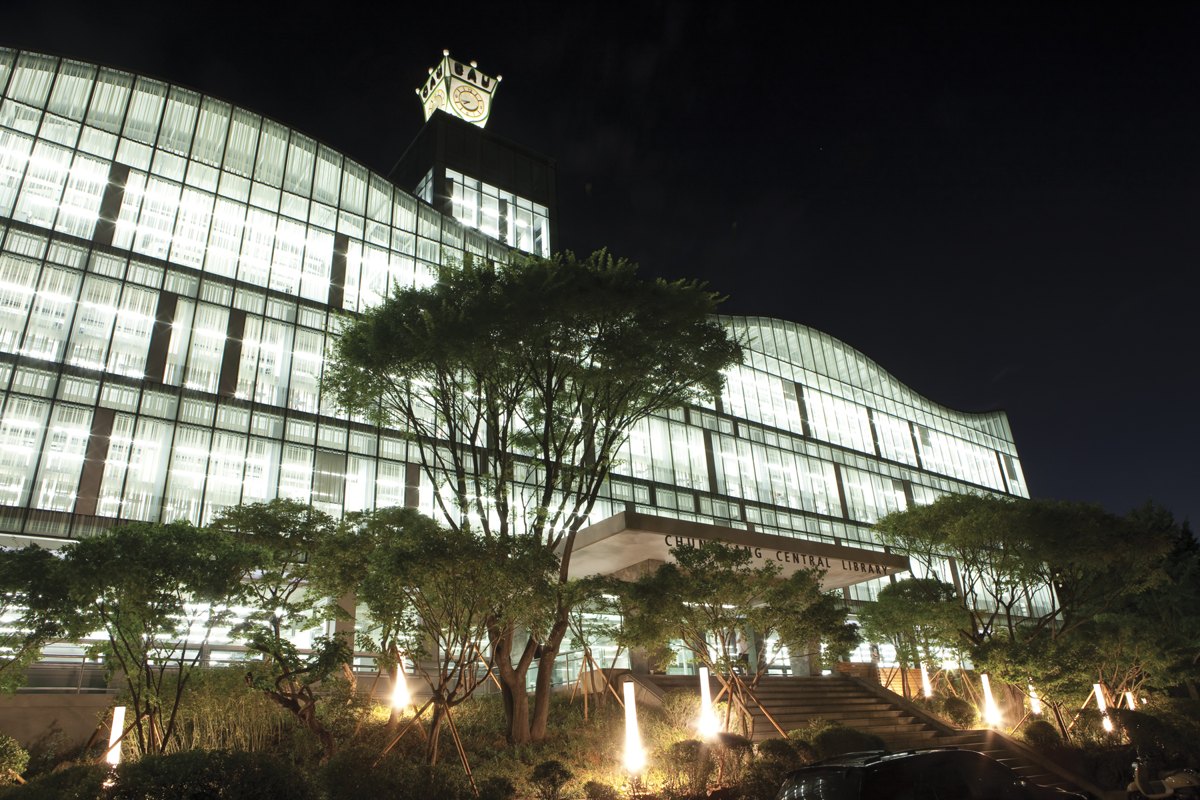 Thư viện trung tâm Chung-Ang University vào buổi tối