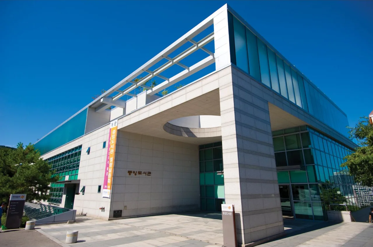Tòa thư viện trung tâm Dongguk University tại Seoul