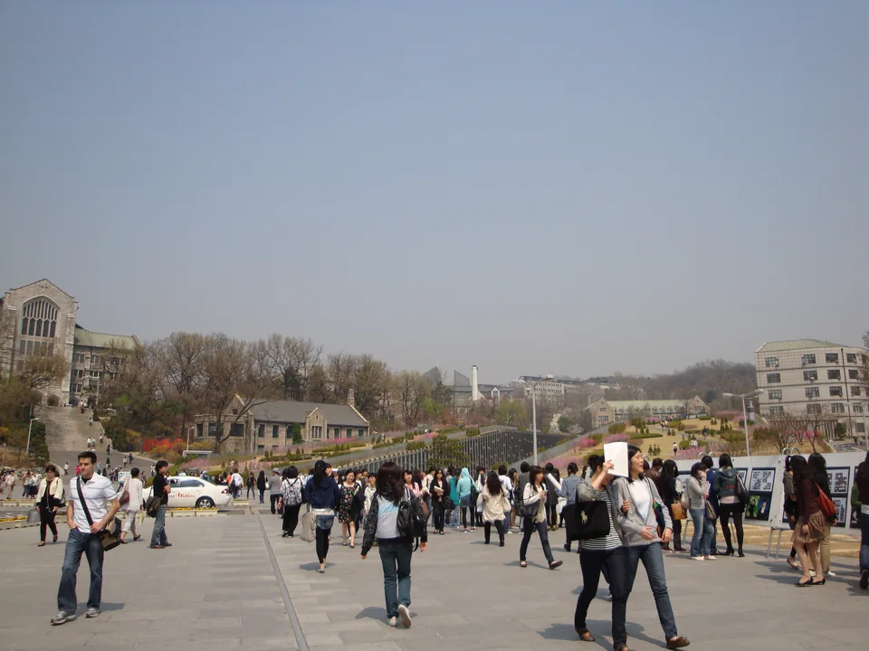 Không gian khuôn viên Ewha tại Seoul với cây xanh và các tòa nhà, ảnh năm 2009