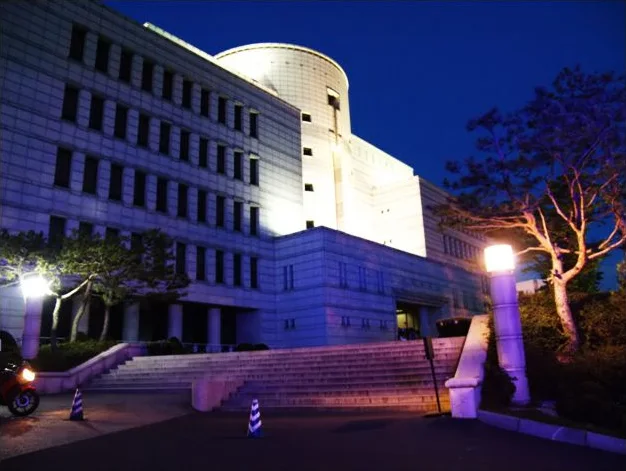 Thư viện Paiknam tại Đại học Hanyang Seoul vào buổi tối
