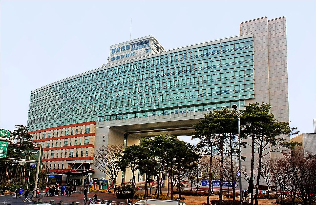 Cổng chính và tòa nhà tại cơ sở Seoul của Đại học Hongik