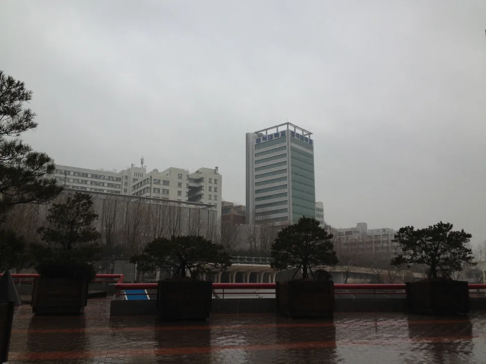 Các tòa nhà khuôn viên Hongik Seoul nhìn từ bên trong cổng, ảnh năm 2013