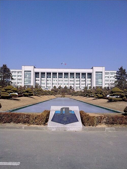 Tòa nhà chính trong khuôn viên Đại học Inha