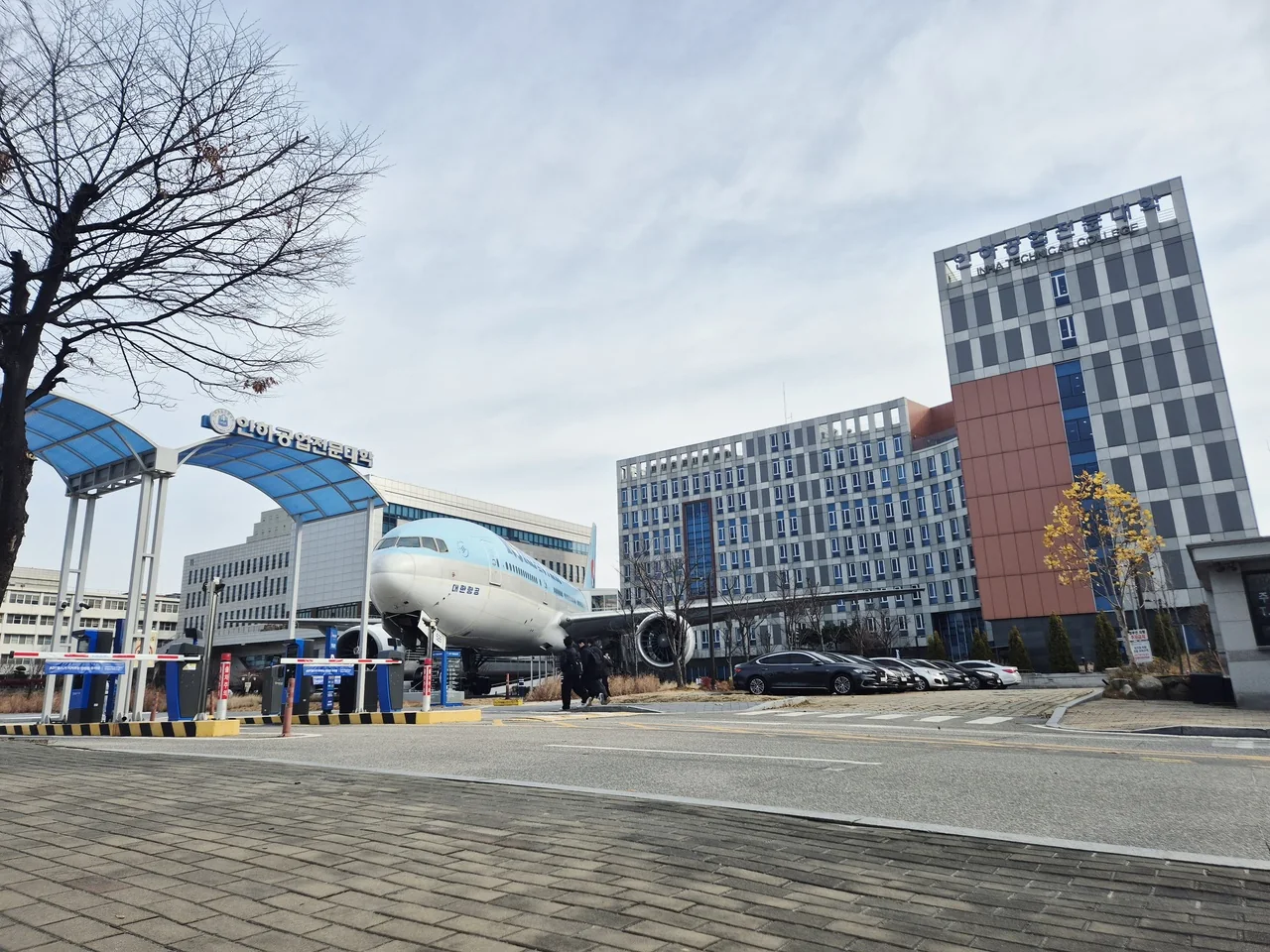 Cổng chính và các tòa nhà của Inha Technical College tại Incheon, ảnh Narubaru7 chụp ngày 02/12/2025