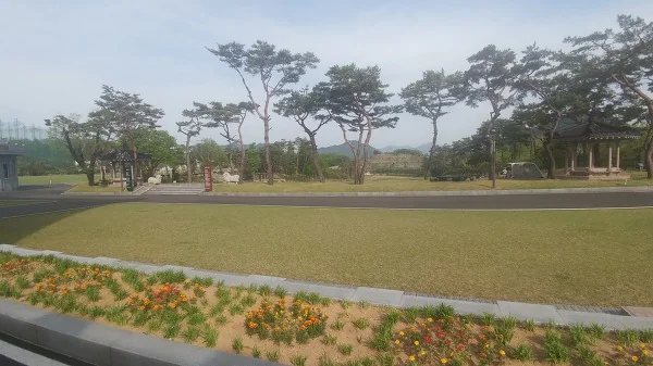 Vườn trước tòa nhà chính Đại học Jungwon, ảnh tư liệu năm 2018.