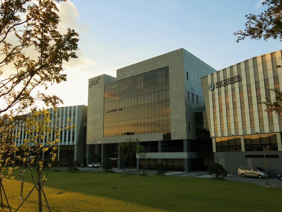Tòa nhà KDI School bên phải cụm công trình KDI tại Sejong