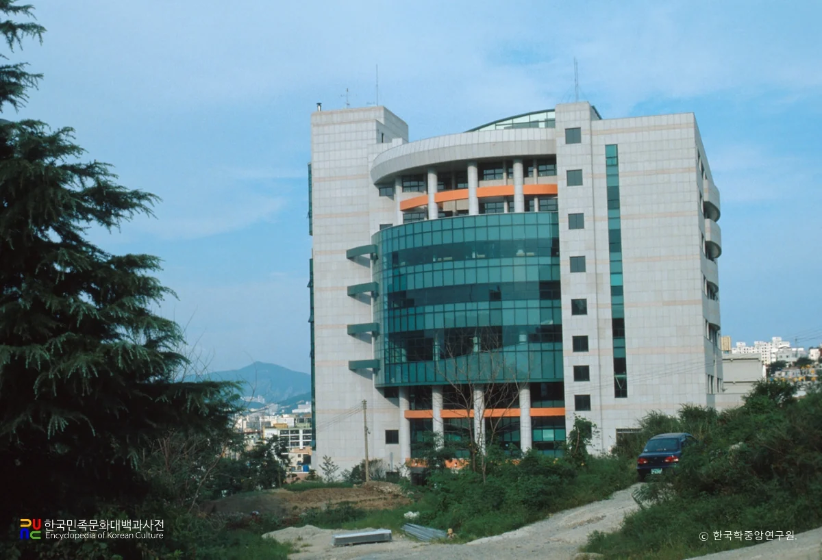 Mặt bên tòa IT của Kyungnam College of Information & Technology tại Busan, ảnh chụp trước năm 1998
