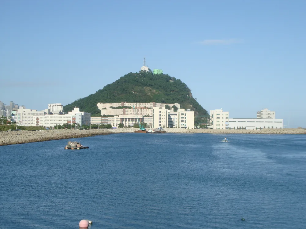 Toàn cảnh khuôn viên Đại học Hàng hải và Đại dương Hàn Quốc trên đảo Jodo tại Busan