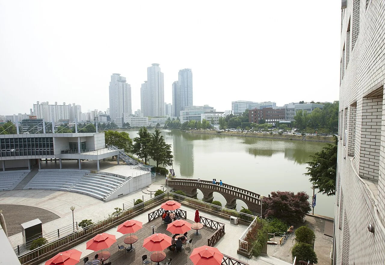 Không gian bên hồ Ilgam trong cơ sở Seoul của Đại học Konkuk, ảnh tư liệu năm 2012.