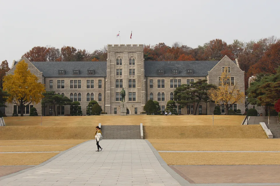 Tòa nhà chính và sân cơ sở Anam Đại học Korea, ảnh năm 2016