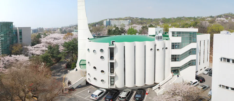 Tòa Viện Giáo dục Quốc tế Kyung Hee ở cơ sở Seoul và cây xanh xung quanh