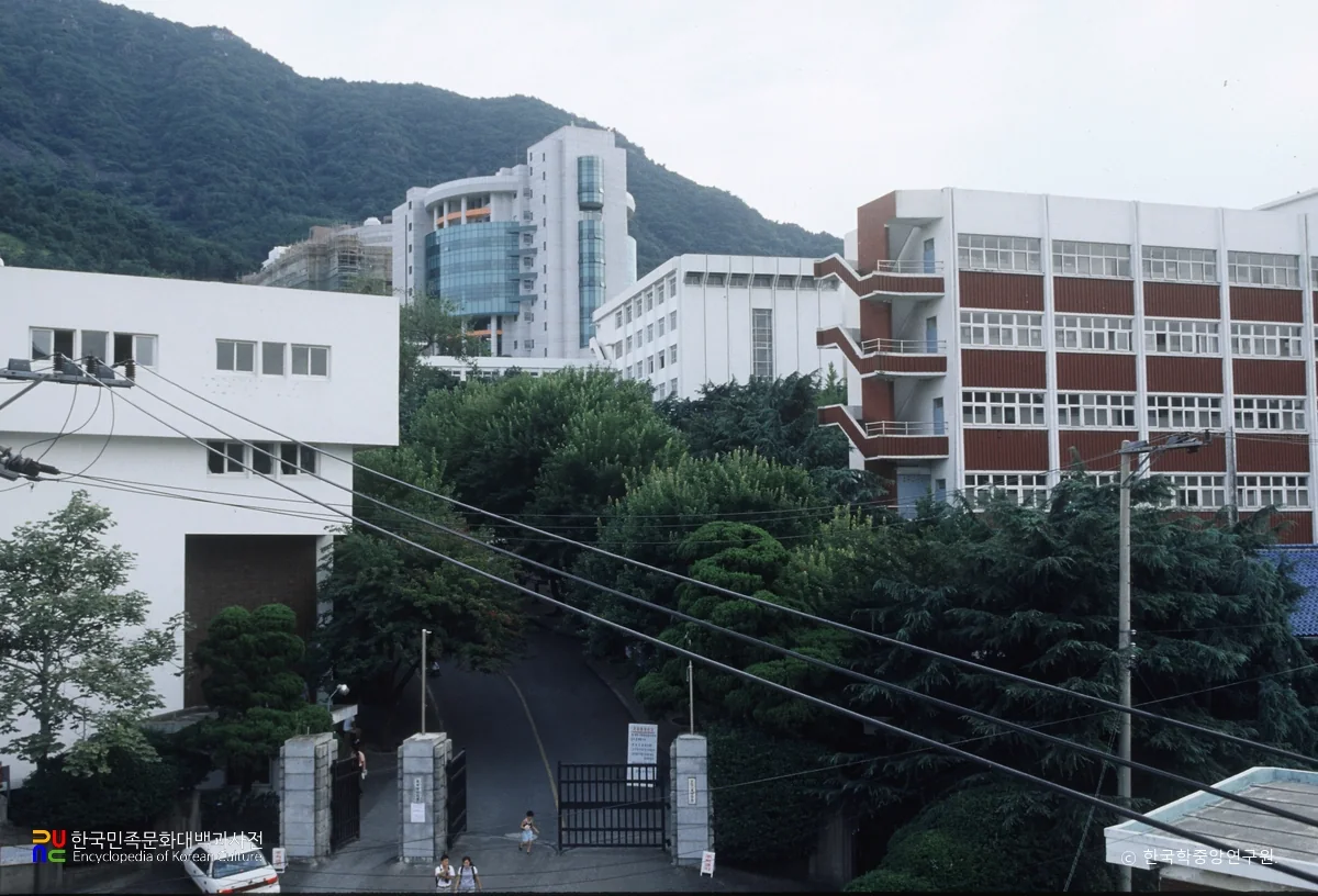 Cổng và tòa IT của Kyungnam College of Information & Technology tại Busan, ảnh tư liệu chụp trước năm 1998