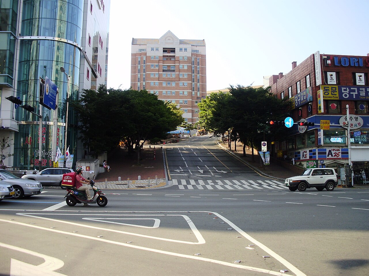 Lối vào Đại học Kyungsung, ảnh tư liệu năm 2008