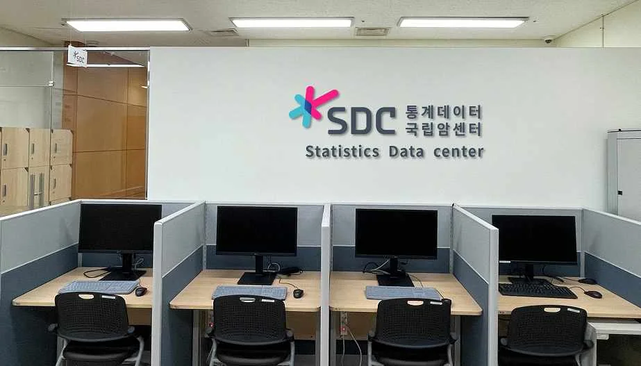 Các bàn máy tính tại Phòng thống kê dữ liệu trong tòa nghiên cứu NCC, ảnh tư liệu Statistics Korea công bố năm 2023