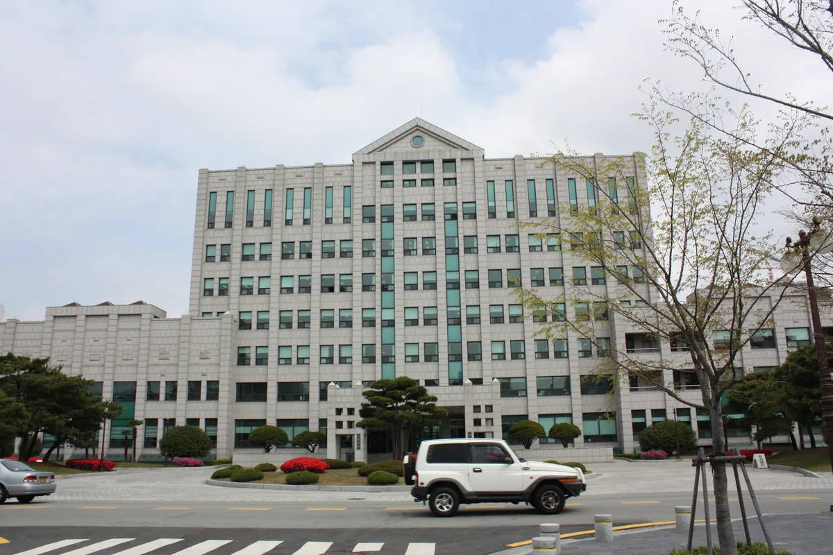 Tòa nhà chính tại cơ sở Daeyeon của Đại học Quốc gia Pukyong ở Busan, ảnh năm 2010