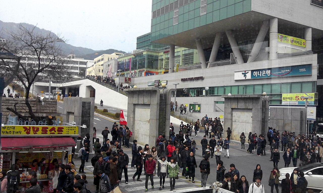 Cổng chính cơ sở Busan của Đại học Quốc gia Pusan, ảnh tư liệu năm 2012