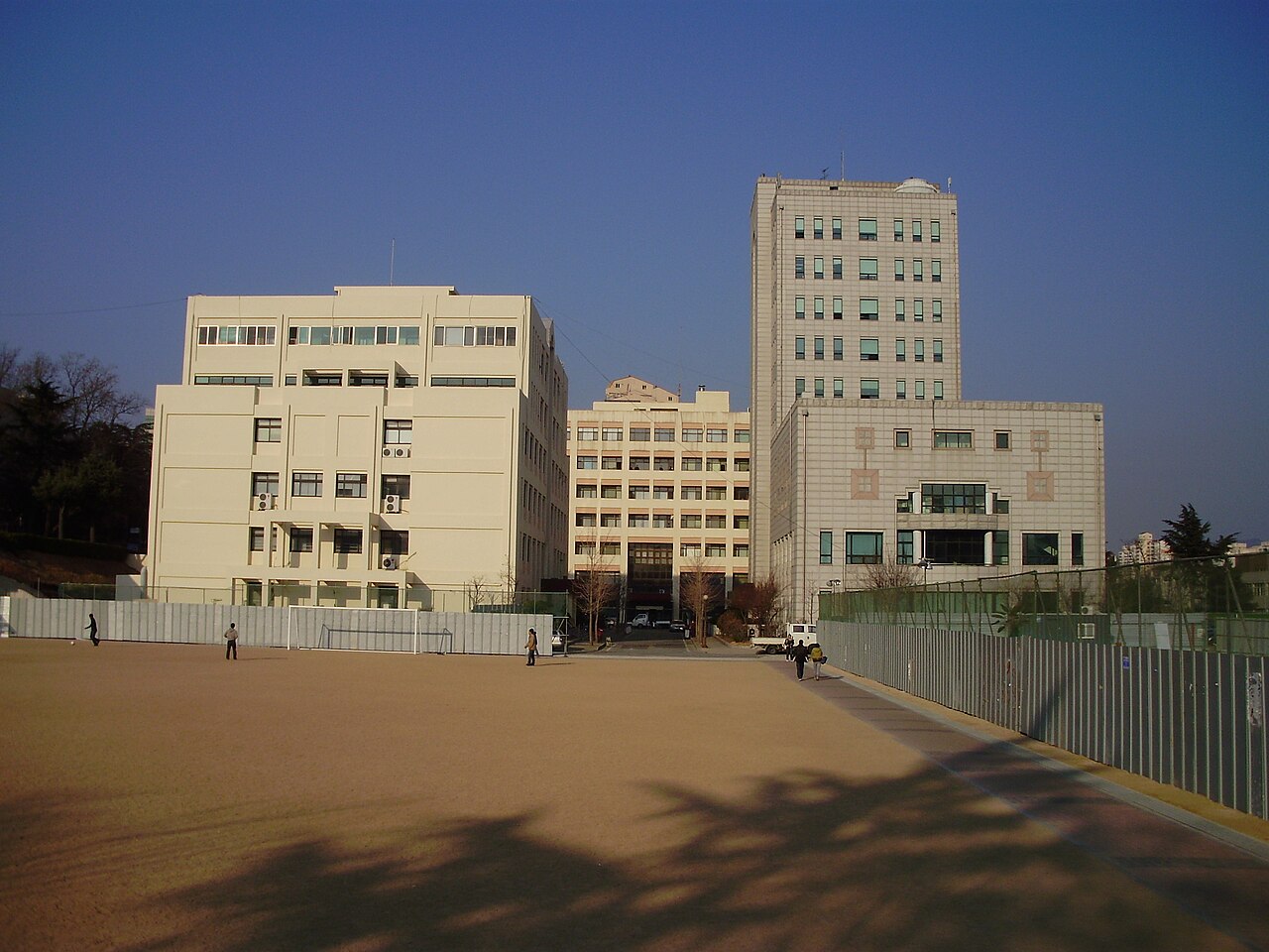 Khoảng sân và tòa nhà điều hành trong khuôn viên PNU, ảnh tư liệu năm 2008