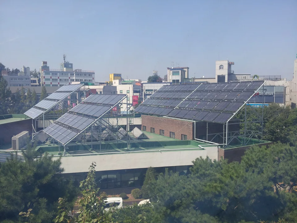 Thiết bị thu nhiệt mặt trời trên mái ký túc xá Đại học Quốc gia Chungbuk, ảnh năm 2014