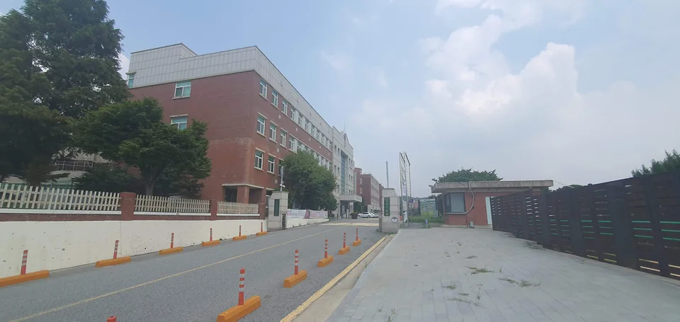 Lối vào cơ sở Uiwang của Đại học Giao thông Quốc gia Hàn Quốc, ảnh năm 2023