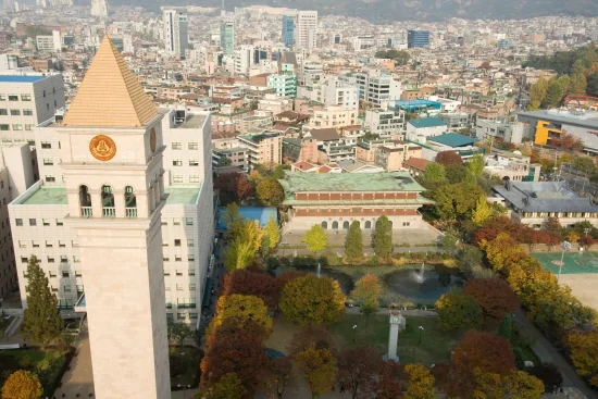 Khuôn viên Đại học Sejong nhìn từ trên cao, với các khối nhà, cây xanh và hồ nước. Ảnh tư liệu năm 2009 theo metadata của tệp.