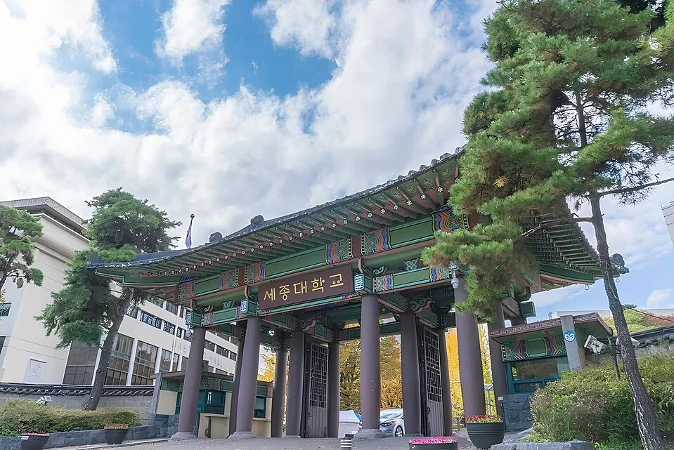 Cổng Đại học Sejong tại Seoul, tư liệu công bố năm 2025