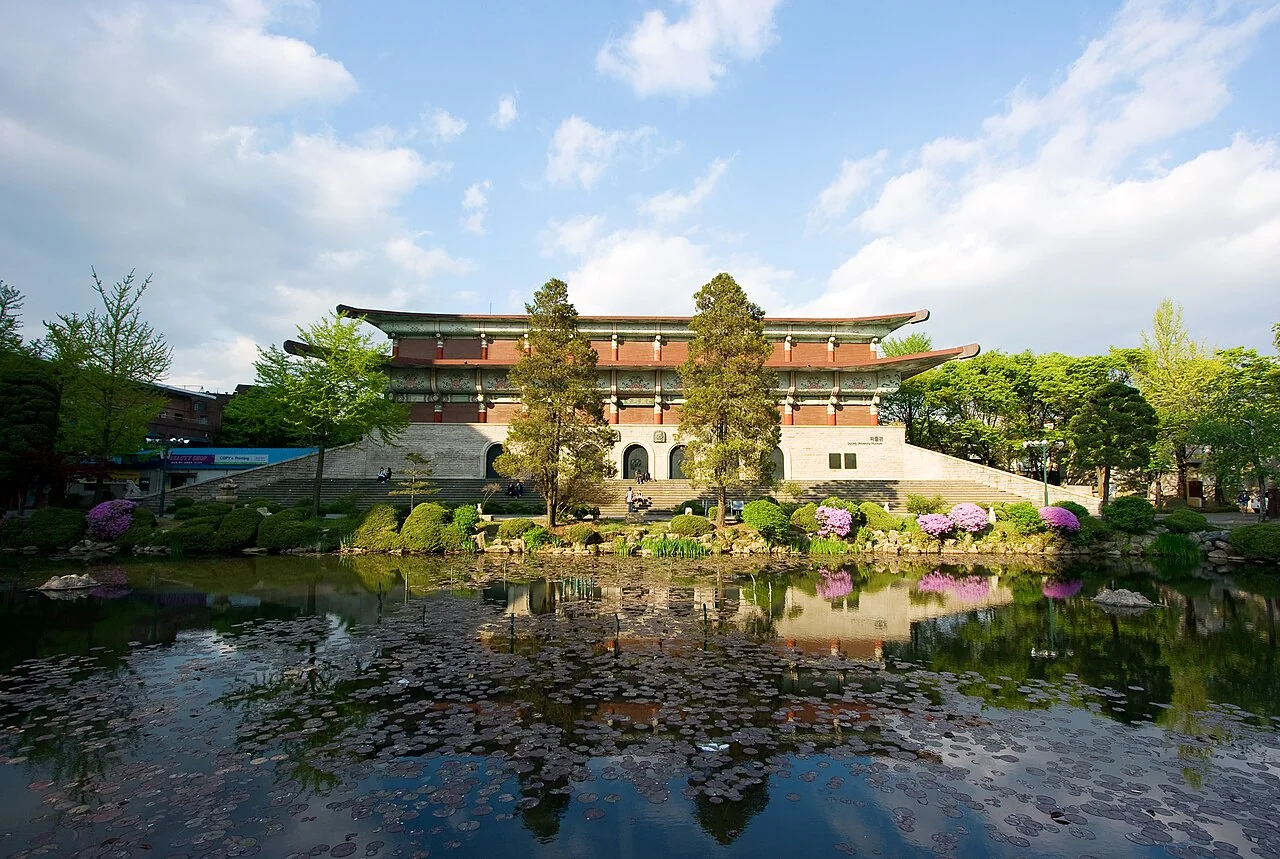 Tòa nhà bảo tàng Đại học Sejong và hồ nước phía trước. Ảnh tư liệu năm 2009 theo metadata của tệp.