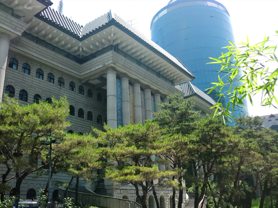 Tòa nhà và cây xanh trong cơ sở Đại học Seokyeong tại Seoul, ảnh năm 2014