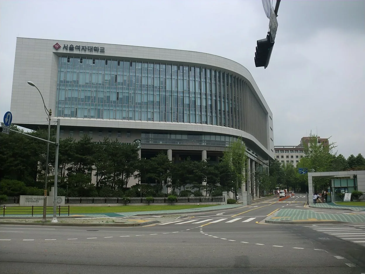 Tòa nhà và lối vào khuôn viên Seoul Women’s University tại Nowon-gu