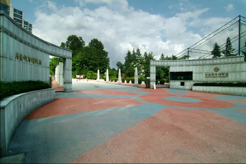Cổng chính Đại học Nữ Seoul tại cơ sở Nowon, ảnh tư liệu năm 2005
