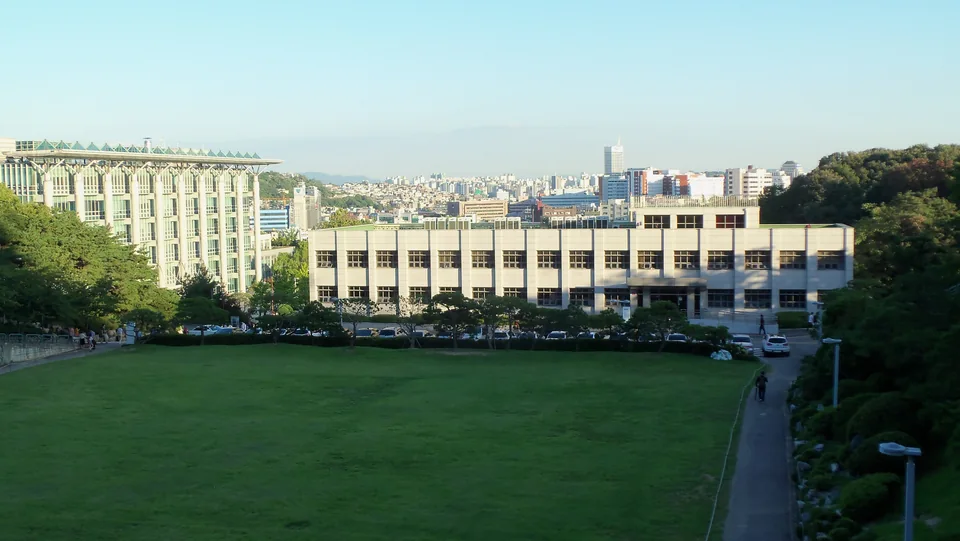 Quảng trường và tòa Trung tâm Sinh viên SKKU tại Seoul, ảnh năm 2012