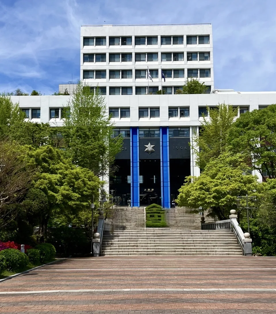 Tòa Sunheon, bậc thềm và cây xanh tại cơ sở 1 Đại học Nữ Sookmyung năm 2025
