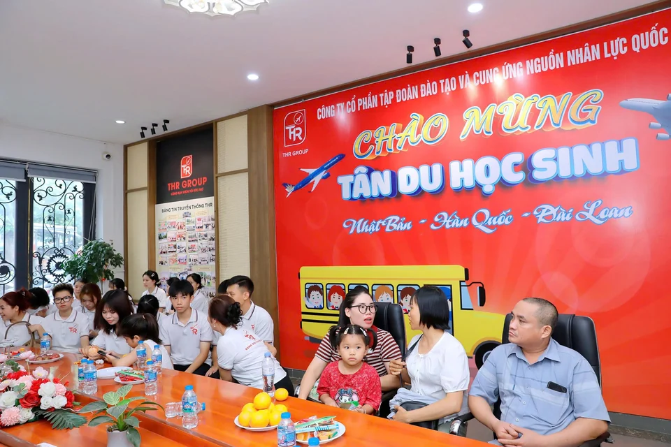 Gia đình và học viên tham gia hoạt động tại THR GROUP