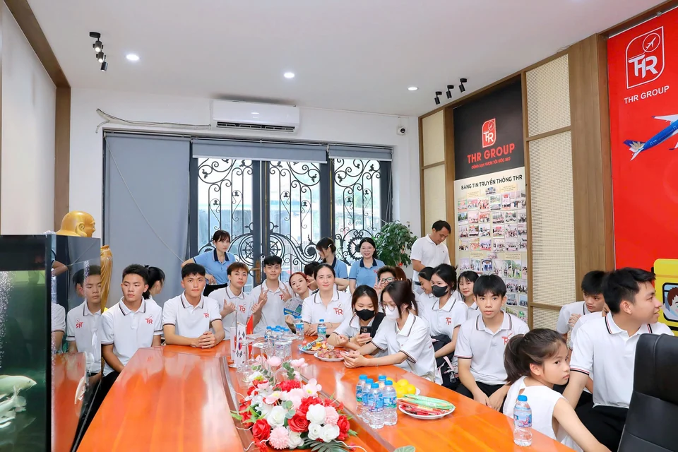 Học viên trong hoạt động gặp gỡ tại THR GROUP
