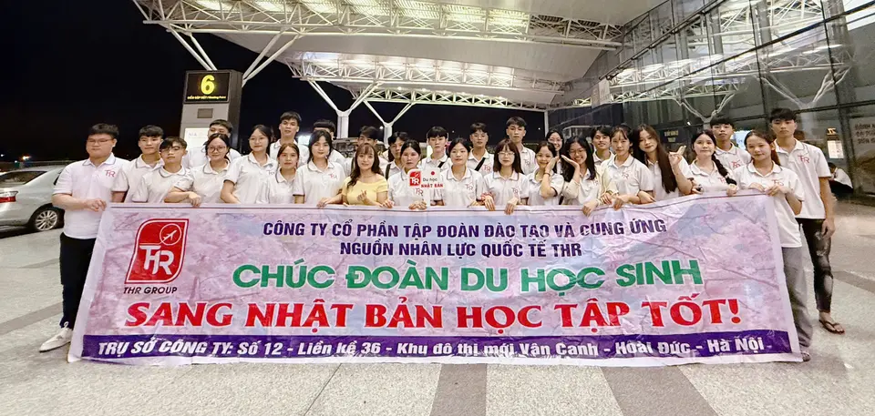 Đoàn học sinh THR tại sân bay, chuẩn bị lên đường học tập tại Nhật Bản.