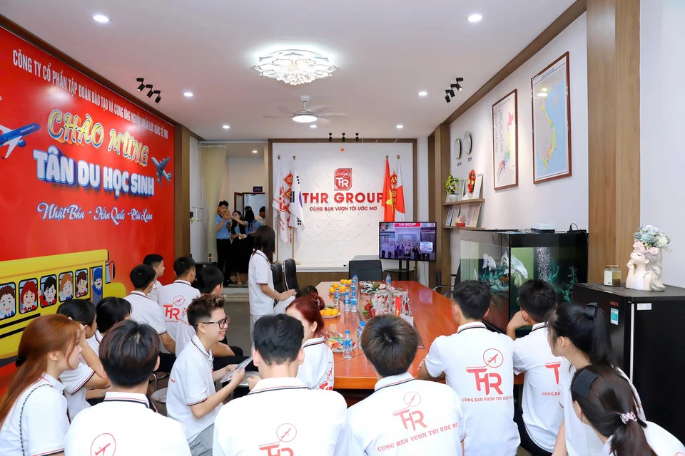 Học viên trong hoạt động đón tân du học sinh tại THR GROUP