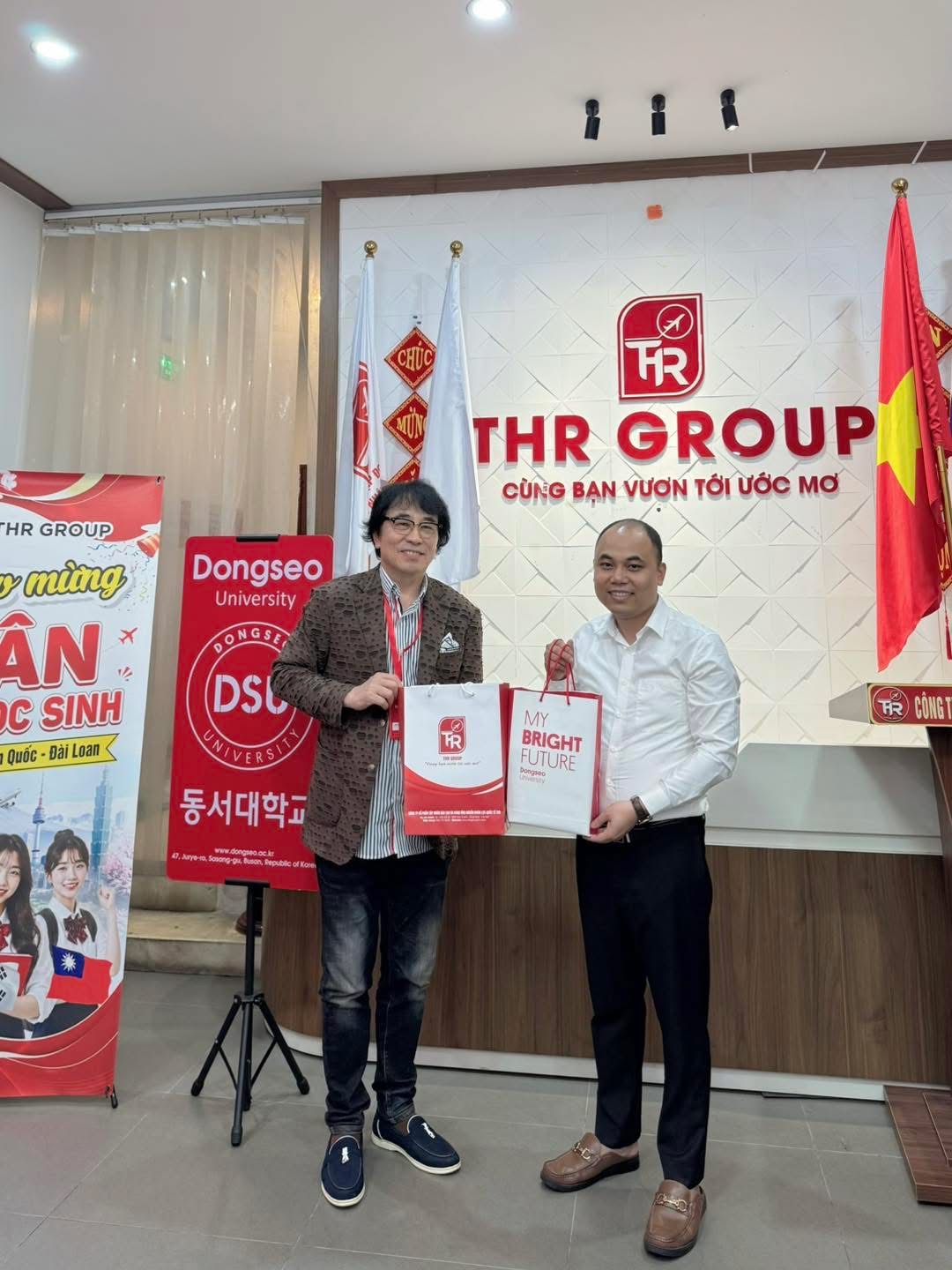 Đại diện Đại học Dongseo và THR GROUP trao quà lưu niệm tại buổi gặp gỡ