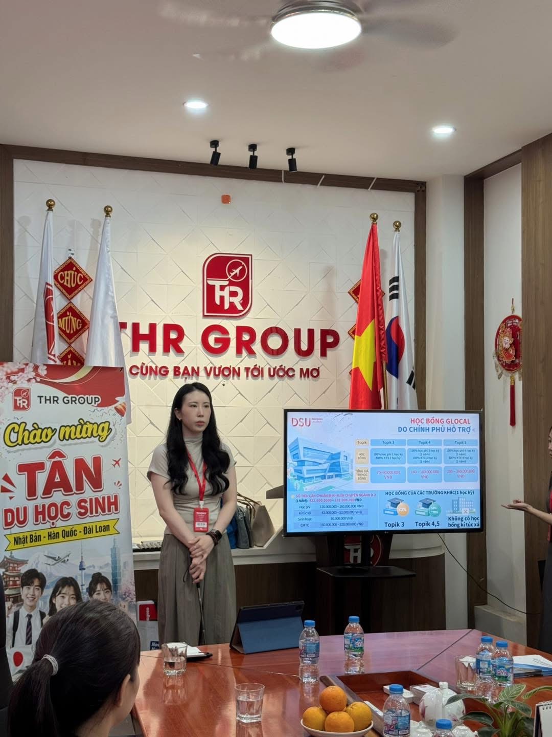 Phần giới thiệu thông tin học tập và học bổng trong buổi làm việc với Đại học Dongseo