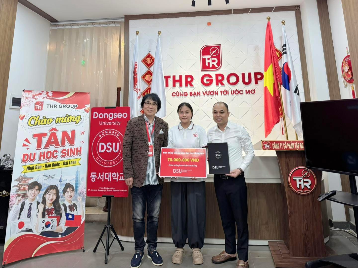 Khoảnh khắc học viên nhận bảng chúc mừng học bổng của Đại học Dongseo tại THR GROUP