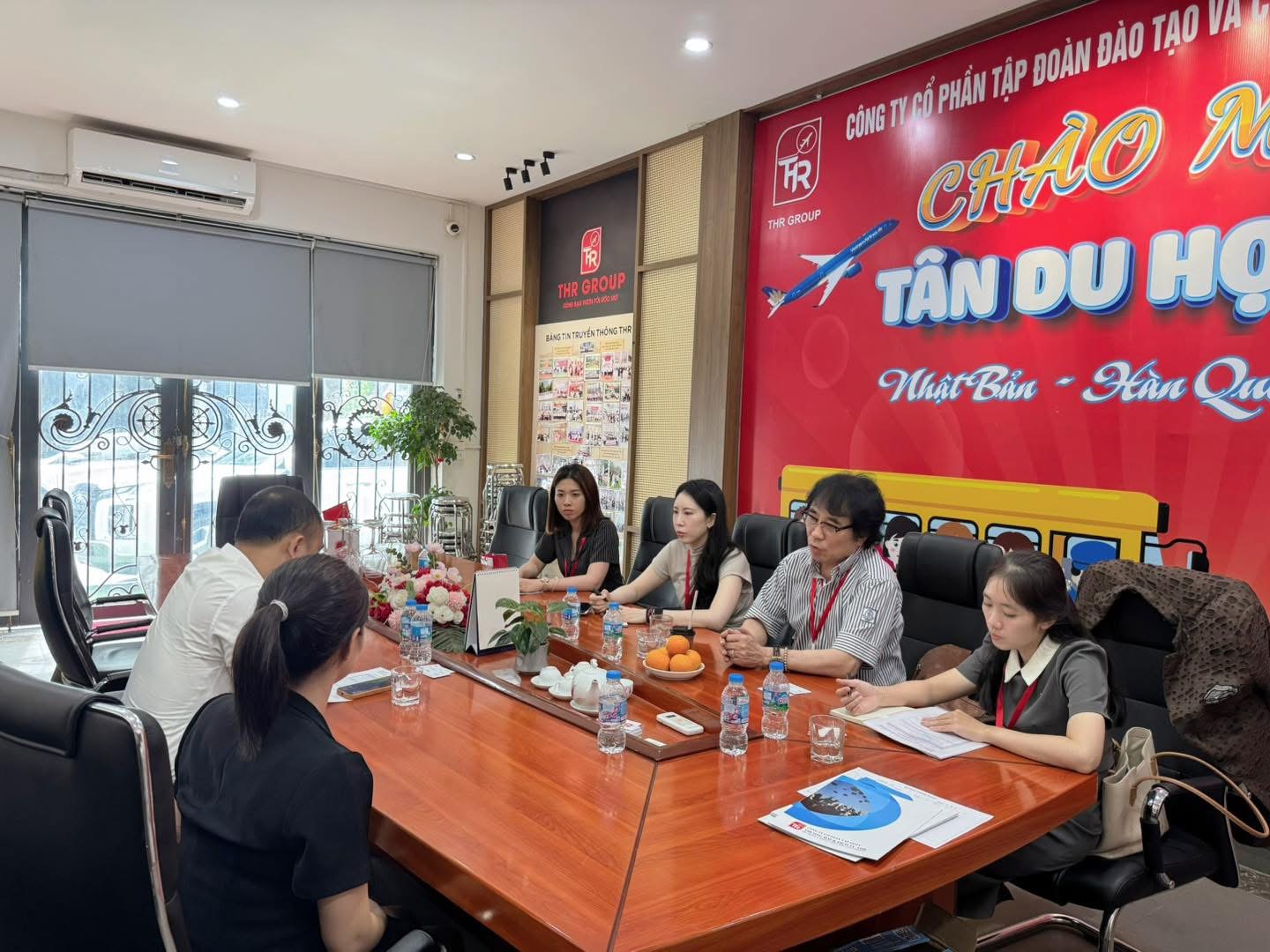 Đại diện Đại học Dongseo và đội ngũ THR GROUP trao đổi tại trụ sở công ty
