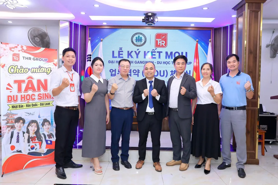 Đội ngũ THR GROUP chụp ảnh giao lưu trong chương trình hợp tác nhà trường