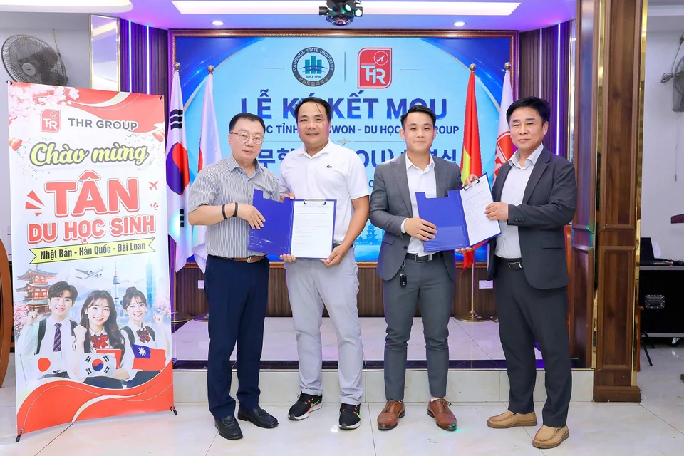Ảnh tư liệu hoạt động ký kết MOU với phông nền Gangwon State University và THR GROUP