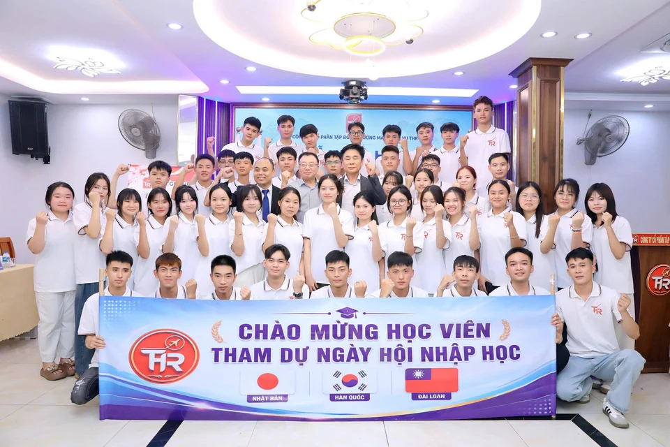Học viên và đội ngũ THR GROUP tại ngày hội nhập học