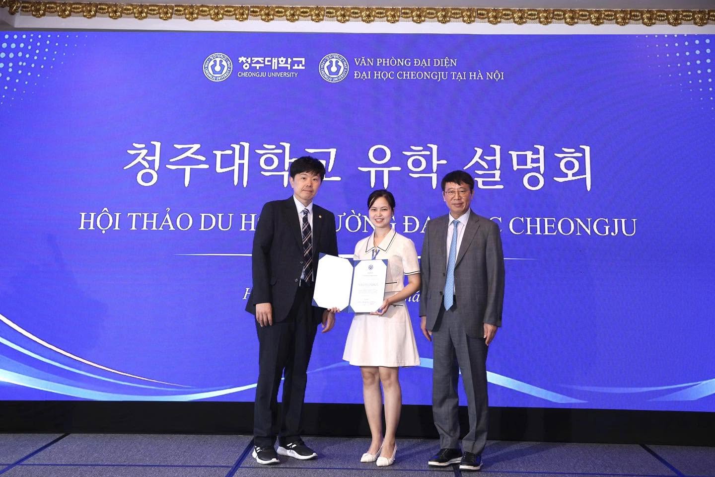 Đại diện THR GROUP cùng phía Đại học Cheongju tại hội thảo du học